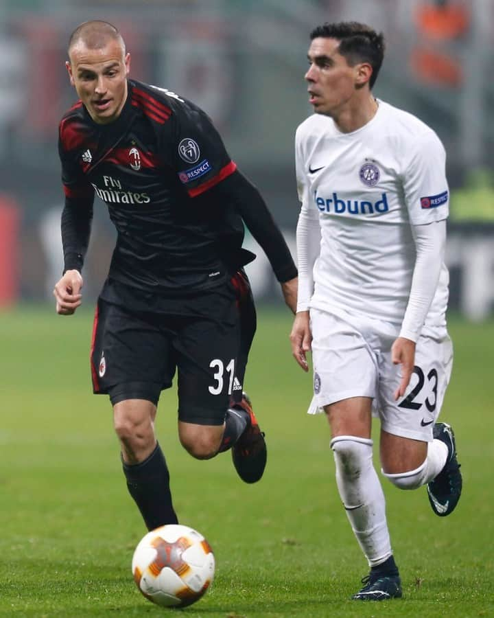 ルカ・アントネッリのインスタグラム：「Continua il nostro cammino in Europa 🙌🏼🔴⚫️ @acmilan @uefaeuropaleague」