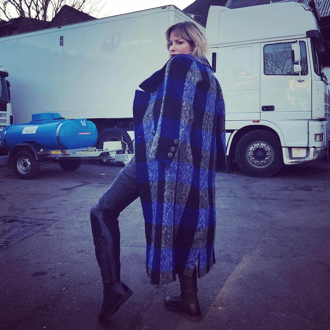 シエンナ・ギロリーさんのインスタグラム写真 - (シエンナ・ギロリーInstagram)「#labisiffre feelings; I got the blues, and I don’t mind 💙💙💙 love my new coat by @paperlondon #igotthe #bts #stanleesluckyman #oversizecheck」11月24日 18時51分 - guilloryguillorybe