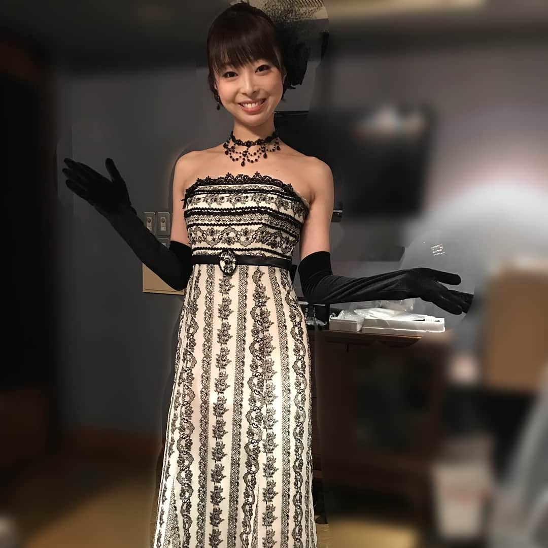 音花ゆりさんのインスタグラム写真 - (音花ゆりInstagram)「数日前になってしまいましたが…  17.19.21とさせて頂いた、ディナーショーとライブ、無事に終わりました😊✨ 終わっちゃったら幻のようで…笑 楽しかったなぁ❤️❤️❤️ ベースの竹内先生は演奏はもちろん、存在が安心感ありまくりで、大変お世話になりました！ じゅんちゃんのドラムは、ワクワクさせてくれる安定の素晴らしい演奏！ さやかの大好きなピアノは温かくて、軽く重く、自在で楽しかった！ その時の雰囲気や歌に合わせてどんどん変化して下さるスペシャルメンバーのお陰で、伸び伸びと歌わせて頂きました😆🎶 滋賀、宝塚、銀座と縁の深い場所でさせて頂けたことも幸せでした‼️ そして何より… 来て下さいましたお客様が曲に合わせて色々な表情で観てくださっているのも良く見えて感動的でした😌✨ お見送りではお話もできて嬉しかった😌❤️ たくさんの方々に来て頂けて嬉しかったです‼️ ありがとうございました✨✨✨ 最後に。 今回もステキなドレス…アクセサリーや小物まで全てお世話になりました、アイランドブライダルさんにも感謝を😍 あ。白に見えると言われたドレスですが、潮さんはシャンパンゴールド、シルビアさんとZEROさんの時のはピンクだったんですよー❤️ 幸せな時間をありがとうございました😭✨ またこのメンバーで楽しくやれる日を夢見て🎶✨ 本当にありがとうございました‼️ #滋賀 #レストラン潮 #宝塚 #シルビア #銀座 #loungeZERO #音花ゆり #竹内一宏先生 #上田淳介さん #Sa-Ya ちゃん #アイランドブライダル」11月24日 10時58分 - otohana.yuri