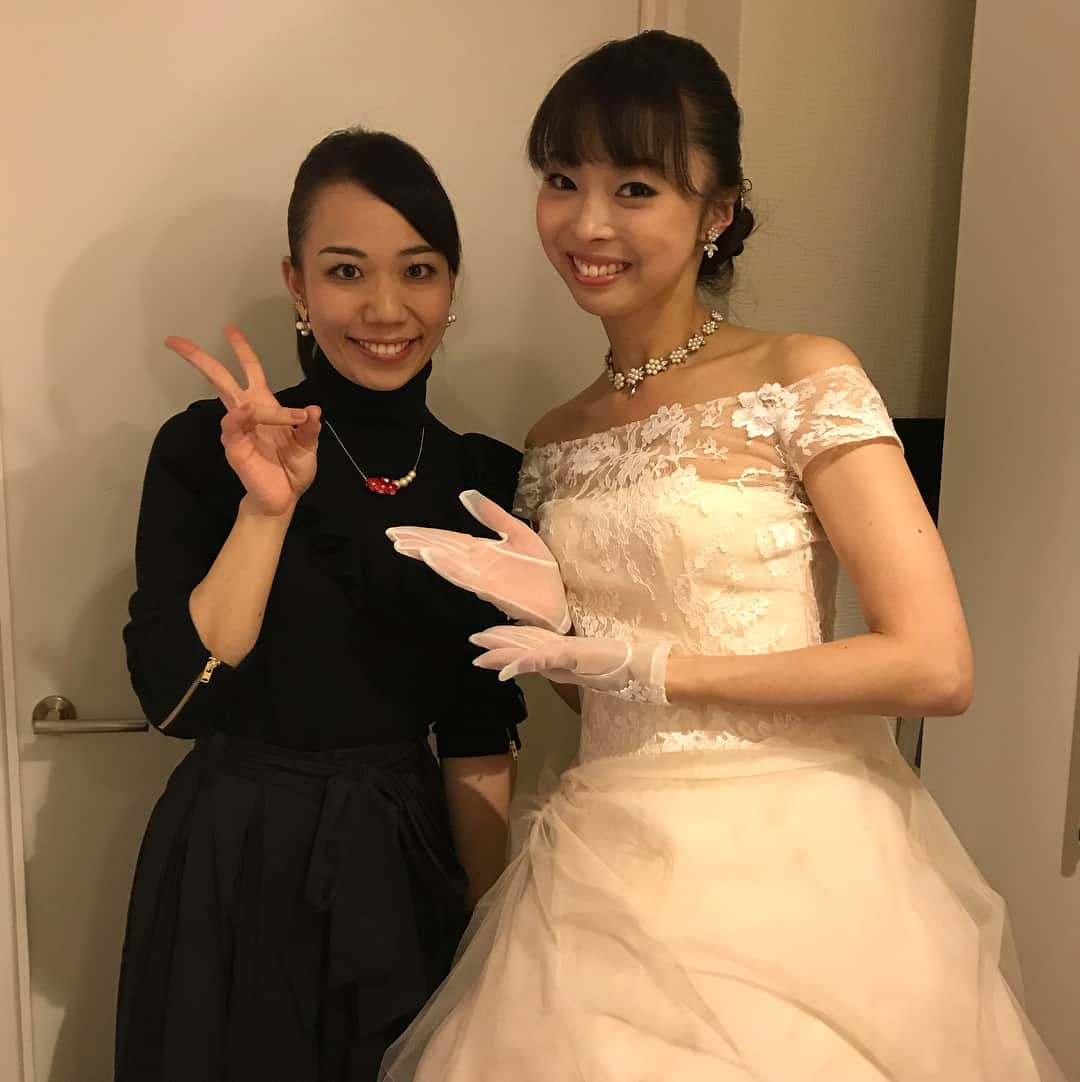 音花ゆりさんのインスタグラム写真 - (音花ゆりInstagram)「数日前になってしまいましたが…  17.19.21とさせて頂いた、ディナーショーとライブ、無事に終わりました😊✨ 終わっちゃったら幻のようで…笑 楽しかったなぁ❤️❤️❤️ ベースの竹内先生は演奏はもちろん、存在が安心感ありまくりで、大変お世話になりました！ じゅんちゃんのドラムは、ワクワクさせてくれる安定の素晴らしい演奏！ さやかの大好きなピアノは温かくて、軽く重く、自在で楽しかった！ その時の雰囲気や歌に合わせてどんどん変化して下さるスペシャルメンバーのお陰で、伸び伸びと歌わせて頂きました😆🎶 滋賀、宝塚、銀座と縁の深い場所でさせて頂けたことも幸せでした‼️ そして何より… 来て下さいましたお客様が曲に合わせて色々な表情で観てくださっているのも良く見えて感動的でした😌✨ お見送りではお話もできて嬉しかった😌❤️ たくさんの方々に来て頂けて嬉しかったです‼️ ありがとうございました✨✨✨ 最後に。 今回もステキなドレス…アクセサリーや小物まで全てお世話になりました、アイランドブライダルさんにも感謝を😍 あ。白に見えると言われたドレスですが、潮さんはシャンパンゴールド、シルビアさんとZEROさんの時のはピンクだったんですよー❤️ 幸せな時間をありがとうございました😭✨ またこのメンバーで楽しくやれる日を夢見て🎶✨ 本当にありがとうございました‼️ #滋賀 #レストラン潮 #宝塚 #シルビア #銀座 #loungeZERO #音花ゆり #竹内一宏先生 #上田淳介さん #Sa-Ya ちゃん #アイランドブライダル」11月24日 10時58分 - otohana.yuri