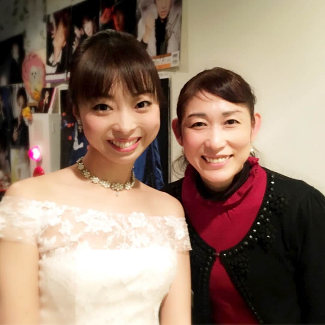 音花ゆりさんのインスタグラム写真 - (音花ゆりInstagram)「数日前になってしまいましたが…  17.19.21とさせて頂いた、ディナーショーとライブ、無事に終わりました😊✨ 終わっちゃったら幻のようで…笑 楽しかったなぁ❤️❤️❤️ ベースの竹内先生は演奏はもちろん、存在が安心感ありまくりで、大変お世話になりました！ じゅんちゃんのドラムは、ワクワクさせてくれる安定の素晴らしい演奏！ さやかの大好きなピアノは温かくて、軽く重く、自在で楽しかった！ その時の雰囲気や歌に合わせてどんどん変化して下さるスペシャルメンバーのお陰で、伸び伸びと歌わせて頂きました😆🎶 滋賀、宝塚、銀座と縁の深い場所でさせて頂けたことも幸せでした‼️ そして何より… 来て下さいましたお客様が曲に合わせて色々な表情で観てくださっているのも良く見えて感動的でした😌✨ お見送りではお話もできて嬉しかった😌❤️ たくさんの方々に来て頂けて嬉しかったです‼️ ありがとうございました✨✨✨ 最後に。 今回もステキなドレス…アクセサリーや小物まで全てお世話になりました、アイランドブライダルさんにも感謝を😍 あ。白に見えると言われたドレスですが、潮さんはシャンパンゴールド、シルビアさんとZEROさんの時のはピンクだったんですよー❤️ 幸せな時間をありがとうございました😭✨ またこのメンバーで楽しくやれる日を夢見て🎶✨ 本当にありがとうございました‼️ #滋賀 #レストラン潮 #宝塚 #シルビア #銀座 #loungeZERO #音花ゆり #竹内一宏先生 #上田淳介さん #Sa-Ya ちゃん #アイランドブライダル」11月24日 10時58分 - otohana.yuri