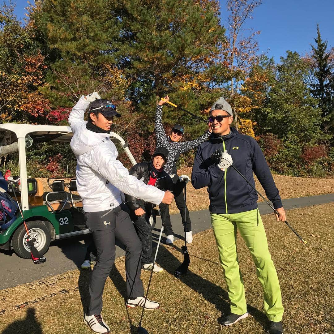 秋山拓巳のインスタグラム：「#オーナー杯#今年初ゴルフ#藤浪晋太郎#梅野隆太郎#松田遼馬#秋山拓巳#遠近法#小さいのに後ろ行くな#松ちゃんは#お察しします#ハンマーカンマー#藤浪ジャッジ敷田#卍ポーズ#寒い#けど楽しい#みんなポーズふざけてるのに梅野だけ可愛こぶる#そーゆうやつ#ずるい#後半も頑張ります」