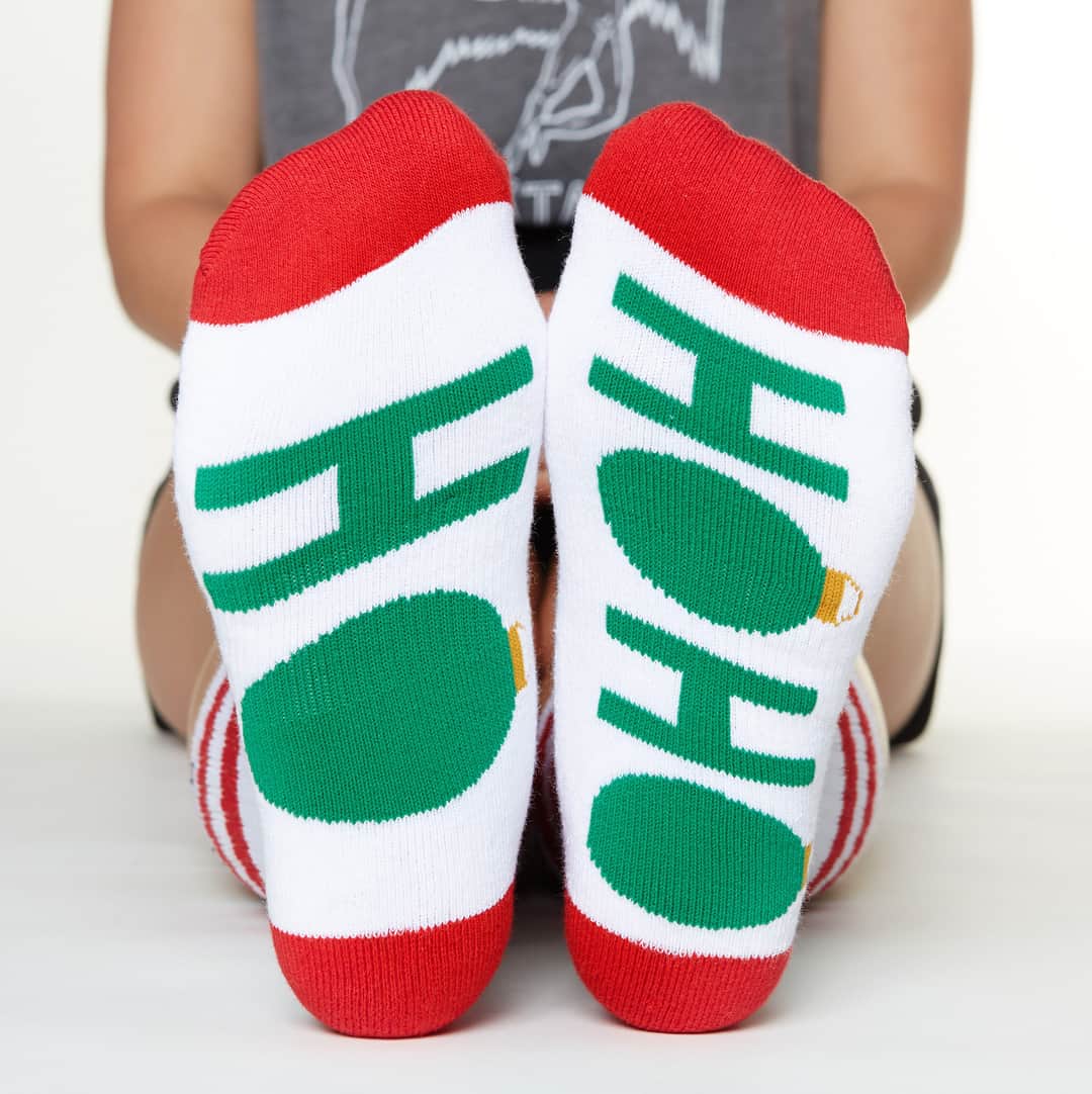 カーダシアン家のお騒がせセレブライフさんのインスタグラム写真 - (カーダシアン家のお騒がせセレブライフInstagram)「New @arthurgeorge87 Holiday Socks just dropped at ShopArthurGeorge.com, Plus get 20% off in the #BlackFriday sale with code AGBLACKFRIDAY」11月24日 13時39分 - kardashians