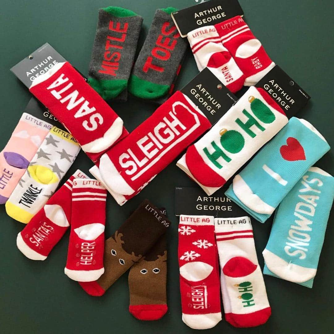 カーダシアン家のお騒がせセレブライフのインスタグラム：「Get all your Xmas shopping done early!! Holiday socks available now at ShopArthurGeorge.com plus 20% off site wide!! ShopArthurGeorge.com #BlackFriday 🎅🏼❄️🎄🎁」