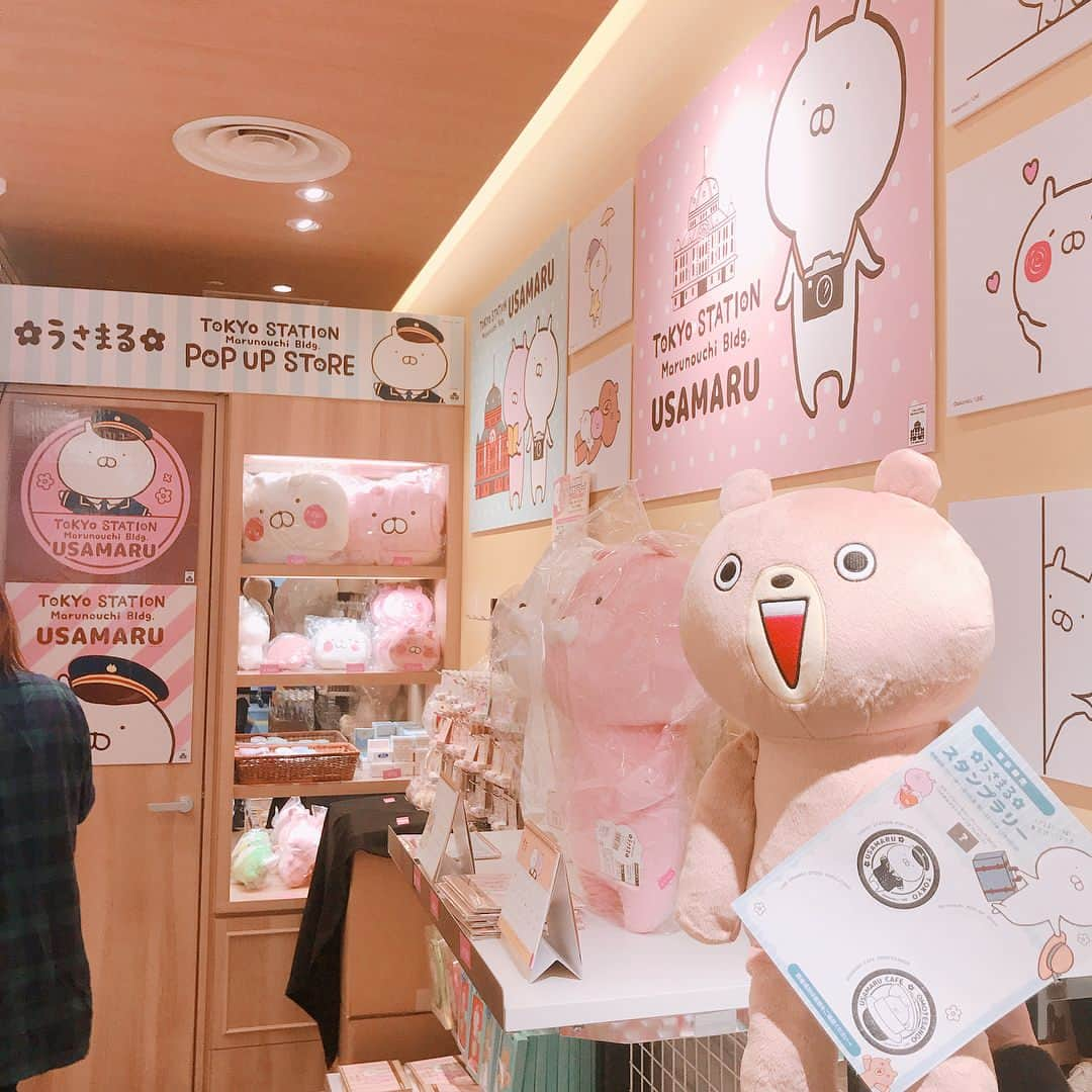 LINE Creators_officialさんのインスタグラム写真 - (LINE Creators_officialInstagram)「くまさん スタンプラリー巡り⭐︎ . .  東京駅うさまるPOP UP STOREに遊びにお出かけしました🐾 在庫切れだったノートや缶バッジを始め、ダイアリーやクリアファイルなど東京駅特別デザインの新商品が入っています📔🤩 .  なんと、スタンプラリーは12月3日（日）まで❗️ くまさんも頑張ってソラマチと原宿STOREに行ってコンプリートする予定〜💙 .  まだコンプリートしてない方も急いでくださいね🏃‍♂️ . #東京駅 #うさまる #うさまら #くまさん #お出かけ #スタンプラリー #東京限定 #LINEクリエイターズ #LINEスタンプ #usamaru #usako #sakumaru #popupstore #stamprally #Tokyostation #tokyotrip #japan #kawaii #instagood #linestamp #LINECreators #우사마루 #도쿄역」11月24日 19時36分 - linecreators