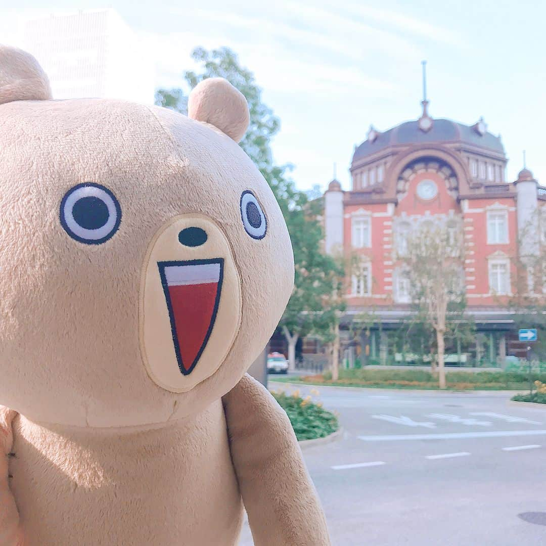 LINE Creators_officialのインスタグラム：「くまさん スタンプラリー巡り⭐︎ . .  東京駅うさまるPOP UP STOREに遊びにお出かけしました🐾 在庫切れだったノートや缶バッジを始め、ダイアリーやクリアファイルなど東京駅特別デザインの新商品が入っています📔🤩 .  なんと、スタンプラリーは12月3日（日）まで❗️ くまさんも頑張ってソラマチと原宿STOREに行ってコンプリートする予定〜💙 .  まだコンプリートしてない方も急いでくださいね🏃‍♂️ . #東京駅 #うさまる #うさまら #くまさん #お出かけ #スタンプラリー #東京限定 #LINEクリエイターズ #LINEスタンプ #usamaru #usako #sakumaru #popupstore #stamprally #Tokyostation #tokyotrip #japan #kawaii #instagood #linestamp #LINECreators #우사마루 #도쿄역」