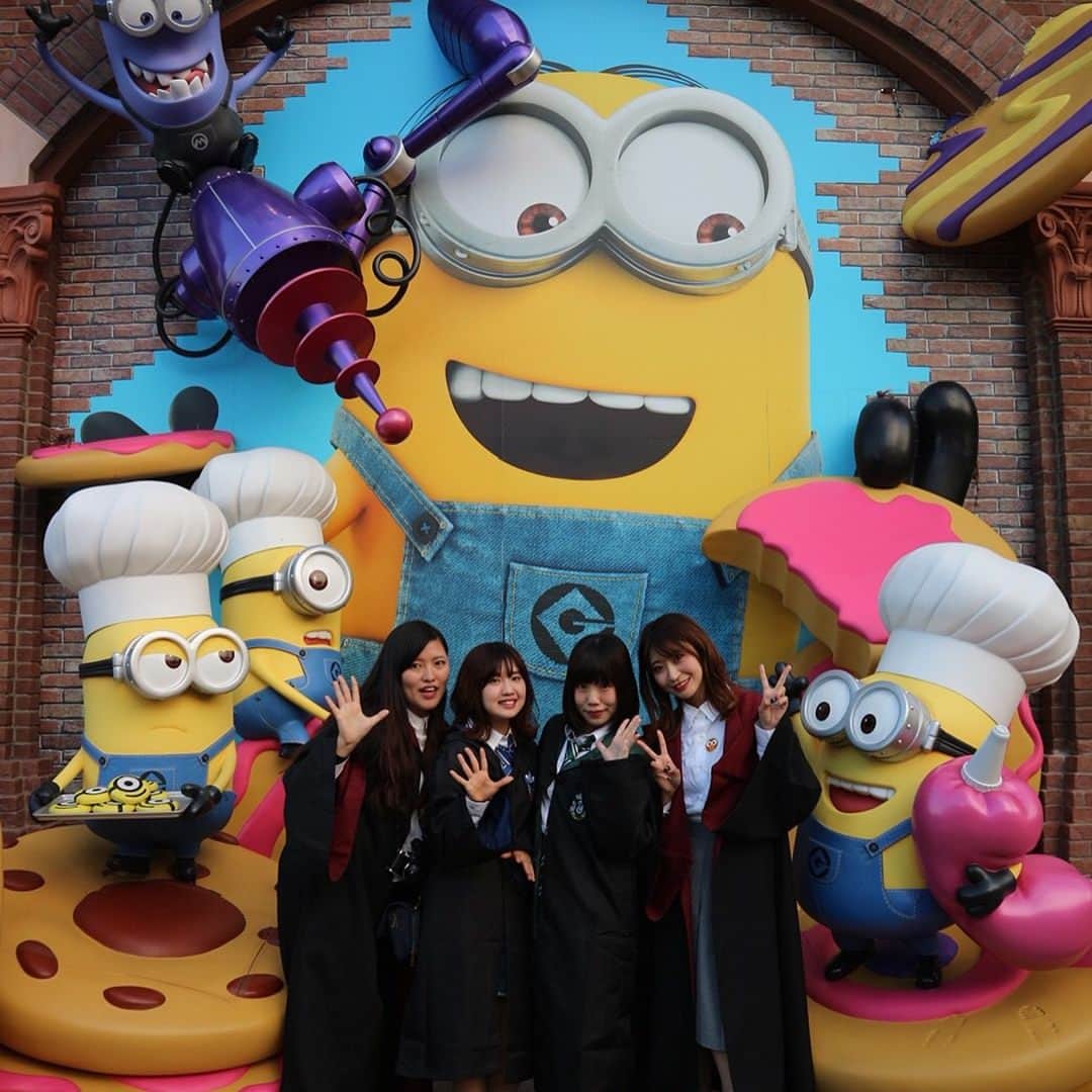 椎名あずさのインスタグラム：「🎃 #halloween #usj #harrypotter #minions * * * * * * * * めっちゃ前だけど、ヤマシタの誕生日にUSJいってきたよ🌍 ミニオンに会えて最高でした🙇‍♀️ スリザリンの制服風にしたら、どうみてもtATuで笑える」