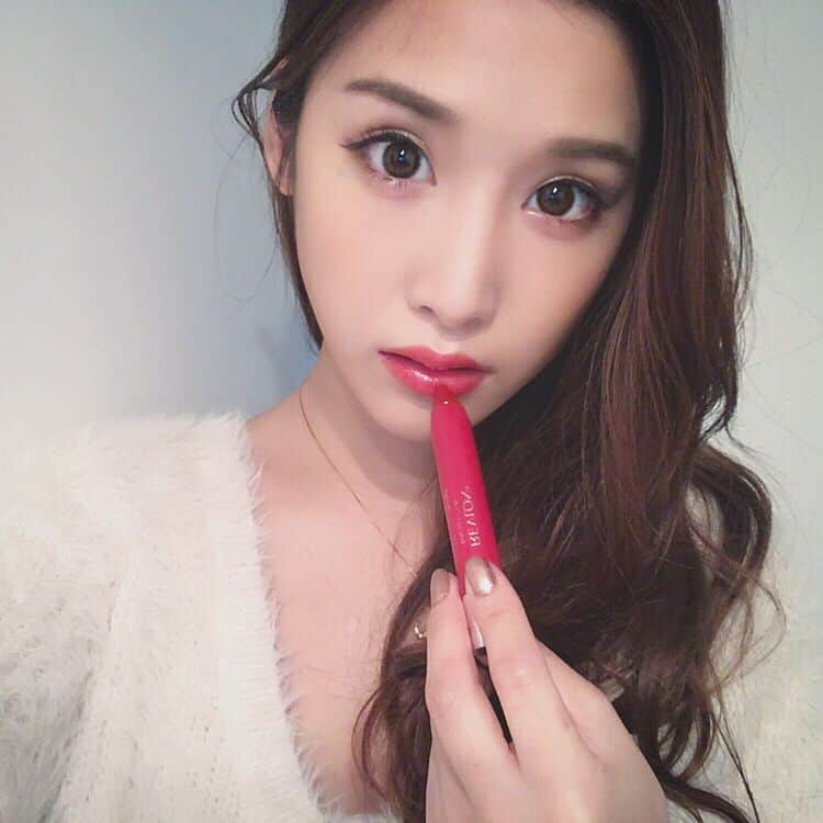 益田アンナさんのインスタグラム写真 - (益田アンナInstagram)「最近よく付けてるREVRONの赤リップ💄 バームスティンの45番！  マットなやつだと唇が薄いから浮きやすいけど、これはめちゃくちゃ馴染みやすくて発色がいから好き😘  #REVRON#LIP#赤リップ#redlips #make#makeup#selfmake#益田アンナ#annamasuda#Japan#followme#」11月24日 15時07分 - anna_masuda