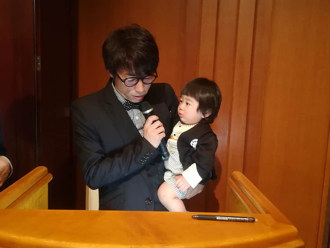 田村淳のインスタグラム：「‭ ‪淳の休日‬ ‪マスクdeお見合い‬  僕の企画するお見合いイベントです ‪2013年11月23日に船の科学館で行われた800人規模のマスクdeお見合い…その中から生まれたカップルがその後、愛を育んで2017年11月23日に結婚式を挙げました！僕のウェディング会社で…しかも司会を務めさせて頂きました！色んな想いが溢れて感動しました！ 2人の愛の結晶を抱きながらの司会楽しかったw  末永くお幸せに♡‬ 結婚式ご依頼のお問い合わせは DEFanniversaryまで」