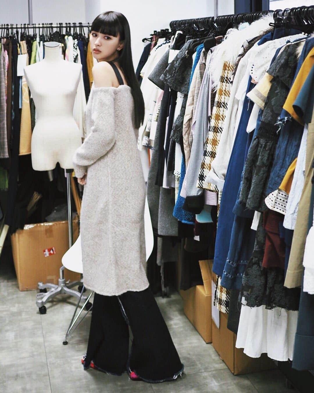 鈴木えみさんのインスタグラム写真 - (鈴木えみInstagram)「@lautashi のknit dress。 チクチクしない、ふんわり柔らかい毛糸を使っています。 1枚で着ても、中にパンツを合わせるのもおすすめ！ ベージュとブラックの2色展開です。#Lautashi」11月24日 15時51分 - emisuzuki_official