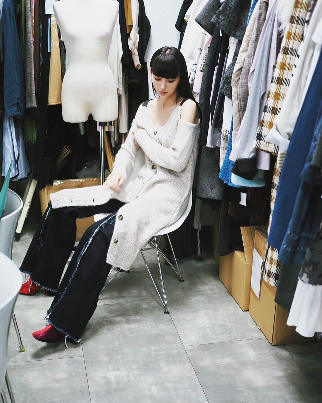 鈴木えみさんのインスタグラム写真 - (鈴木えみInstagram)「@lautashi のknit dress。 チクチクしない、ふんわり柔らかい毛糸を使っています。 1枚で着ても、中にパンツを合わせるのもおすすめ！ ベージュとブラックの2色展開です。#Lautashi」11月24日 15時51分 - emisuzuki_official
