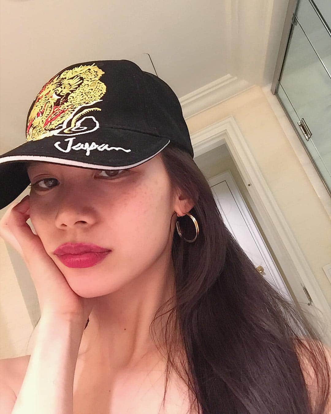 宮本彩菜のインスタグラム：「u can get this dragon at Haneda souvenir shop dayo🐉🇯🇵💋」