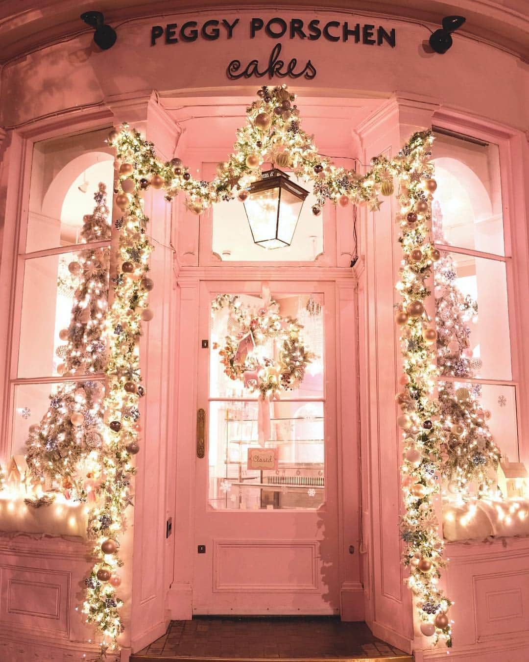 KUNIKAのインスタグラム：「Peggy Porschen Cakes christmas decorations 🎄🕯🌸☃️💗 So lovery ♡ 12月はお友達が何人か日本から来るので会えるの楽しみだなぁ( ´◡` ) #peggyporschen #peggyporschencakes #london #christmas」