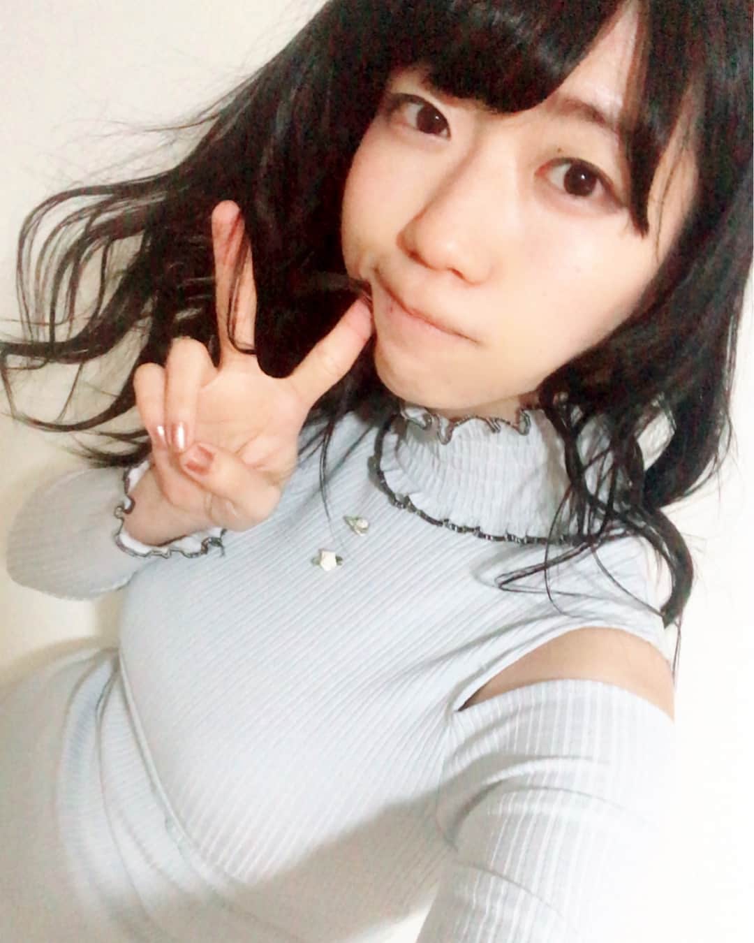 ぱいぱいでか美のインスタグラム：「毎週月曜更新の連載に髪型遍歴の話を書いて、インスタに画像載せますって言って忘れてました！ 載せます！自分の写真ばっかで恥ずっ (コラムのURL次の投稿までプロフに貼ります) ✂️✂️✂️ ①今はこんな感じですが ②普通に茶髪だったときもあるし ③グラデーションのときもある(このときはまだ落ち着いてる色) ④2.3で髪痛みすぎて全部切って突然ショートにして ⑤そのまま黒髪伸ばし続け ⑥また突然ボブ ⑦エクステ期もあれば(おなかいっぱいで死にそうな写真) ⑧めちゃくちゃ評判悪かったオン眉期もあり ⑨デコだし期もあるけど結局最近はずっと黒髪です ⑩巻いてない長さこれくらい そろそろ髪型変えたくなってきたな！飽き性なんで。」