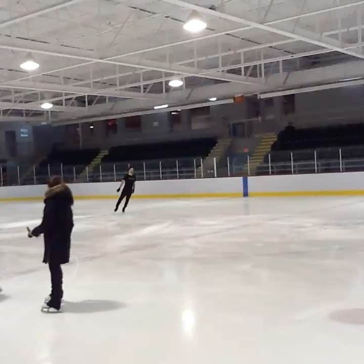 のインスタグラム：「A fun little practice at my home club this morning #favoritejump #3lutz #homeclub #vaudreuil」