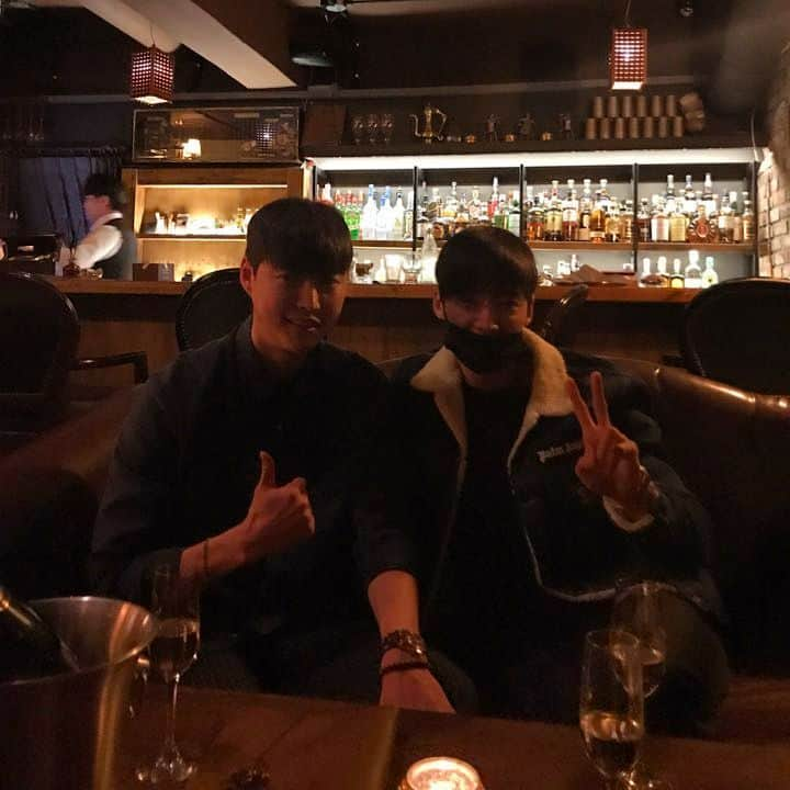 チェ・ジニョクさんのインスタグラム写真 - (チェ・ジニョクInstagram)「제동생 상운이가 하는 강남29pub입니다 분위기도 너무좋고 가격도 정말 저렴해서 좋은거같아요 많이들찾아주세요~#강남29pub #강남역#맛있다👍」11月25日 4時04分 - real_jinhyuk