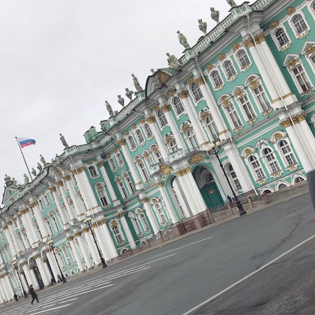 横田葵子さんのインスタグラム写真 - (横田葵子Instagram)「今日はロシアでのオフでした！ 初めてエルミタージュ美術館に行ってきました！ 目から綺麗なものを吸収することができ、とても充実した1日になりました！ 残りわずかのロシア合宿みんなで頑張ります👍 #フェアリージャパン #エルミタージュ美術館 #ロシア #サンクトペテルブルク」11月25日 4時24分 - kiko_yokota