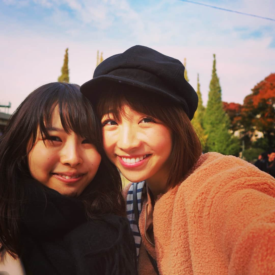 岡村いずみさんのインスタグラム写真 - (岡村いずみInstagram)「このあいだ、あーみんと銀杏並木デートしてきました☺️✨ ・ ウーマンオンザプラネットでオーストラリアに行ってから、もうすぐ3年。 たまに会って近況報告して、お互い頑張ろう！と励ましあって、あれ以来仕事は一緒にできていないけれどすごくすごくみんなの存在に勇気付けられています🍀 ・ #ウーマンオンザプラネット #あーみん #ゆっこ #アリス #だいすき」11月24日 21時33分 - mie_1225