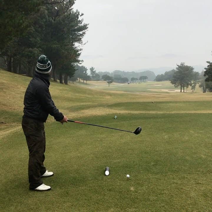 岩嵜翔のインスタグラム：「こないだのゴルフ⛳️皆でワイワイ😊  #オフシーズン#俺らのゴルフシーズン到来#ナイスショット#スコア84#なんか変なん映り込む#小人図鑑？#加藤コーチ#飯田優也#嘉弥真新也#岩嵜翔」