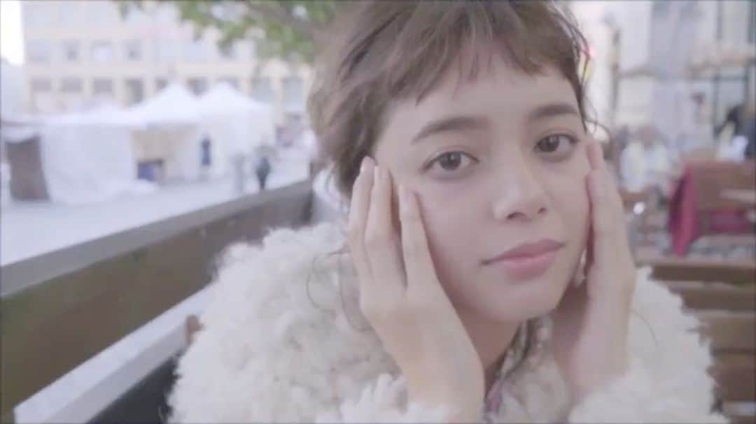 岸本セシルのインスタグラム：「#セシル10スペシャルムービー  第5弾‼︎💛 ロケ終わりにお遊びで撮った、ちょっと恥ずかしいデート風🤣  発売日までもーすぐだー😍😍😍 #ルゥ本 #セシル10 #岸本セシルスタイルbook  #セシル10スペシャルムービー  #11月28日発売 #お渡し会は12月2日だよ ♡」