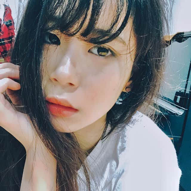 末吉咲子のインスタグラム：「気づいたら"私"の写真がカメラロールに無かった🤔笑 요즘따라 화장 연하게 한다ㅎㅎ 남장하는 일상이란 것...ㅋㅋ#셀스타그램 #셀카 #일본 #도쿄 #일상 #selfie #japan #tokyo #日常 #セルカ」