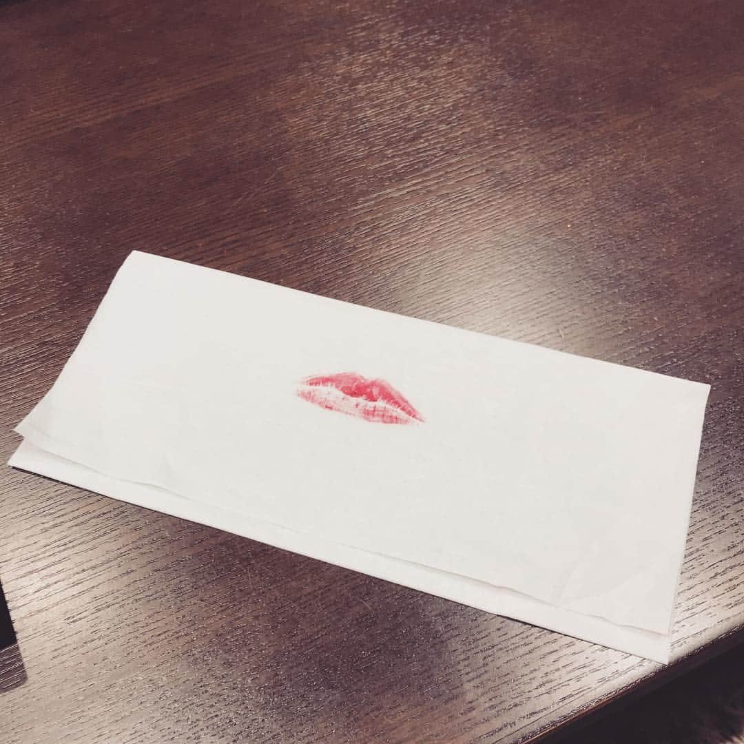 星野真里さんのインスタグラム写真 - (星野真里Instagram)「美しき赤に一滴欲望をたらしこの唇へとうつす #赤リップ #くちびる #本番3日目 #今日は2回公演！」11月25日 12時55分 - mari_hoshino.7.27