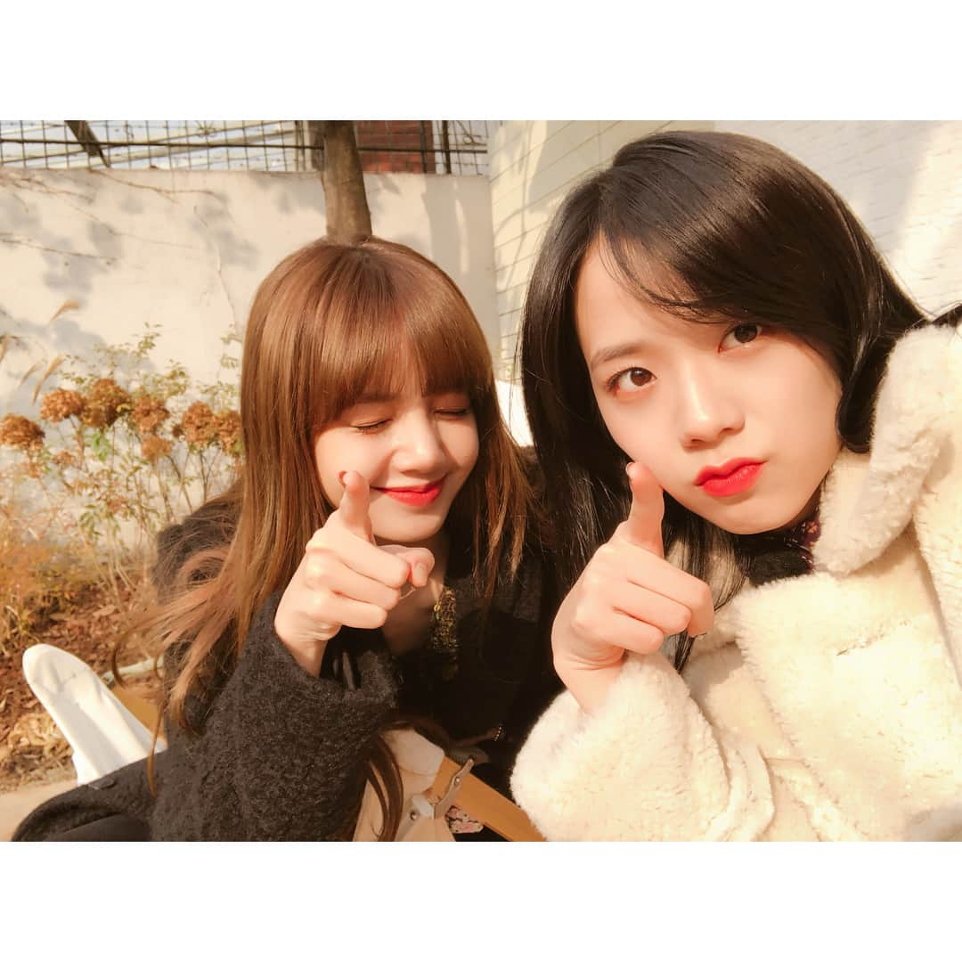 BLACKPINKさんのインスタグラム写真 - (BLACKPINKInstagram)「#BLACKPINK#JISOO#LISA#BLINK#블핑하우스#블링크#기다려#❤️」11月25日 13時50分 - blackpinkofficial