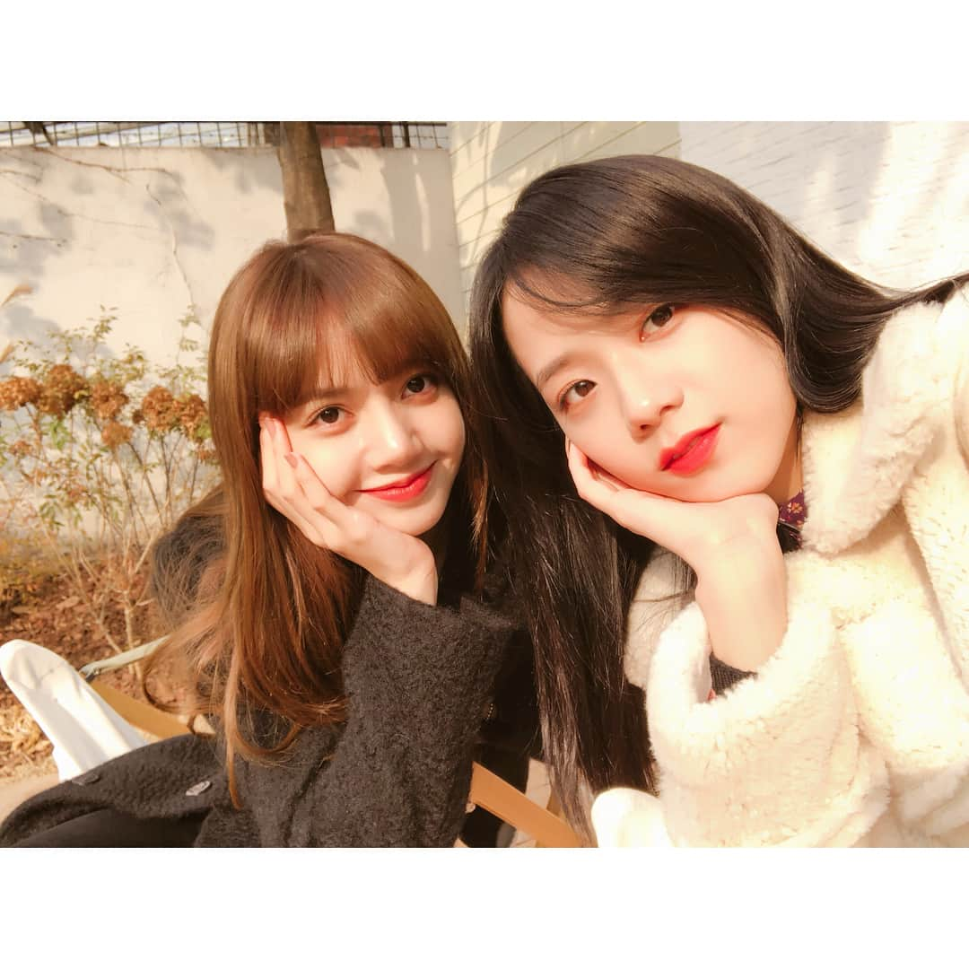 BLACKPINKさんのインスタグラム写真 - (BLACKPINKInstagram)「#BLACKPINK#JISOO#LISA#BLINK#블핑하우스#블링크#기다려#❤️」11月25日 13時50分 - blackpinkofficial