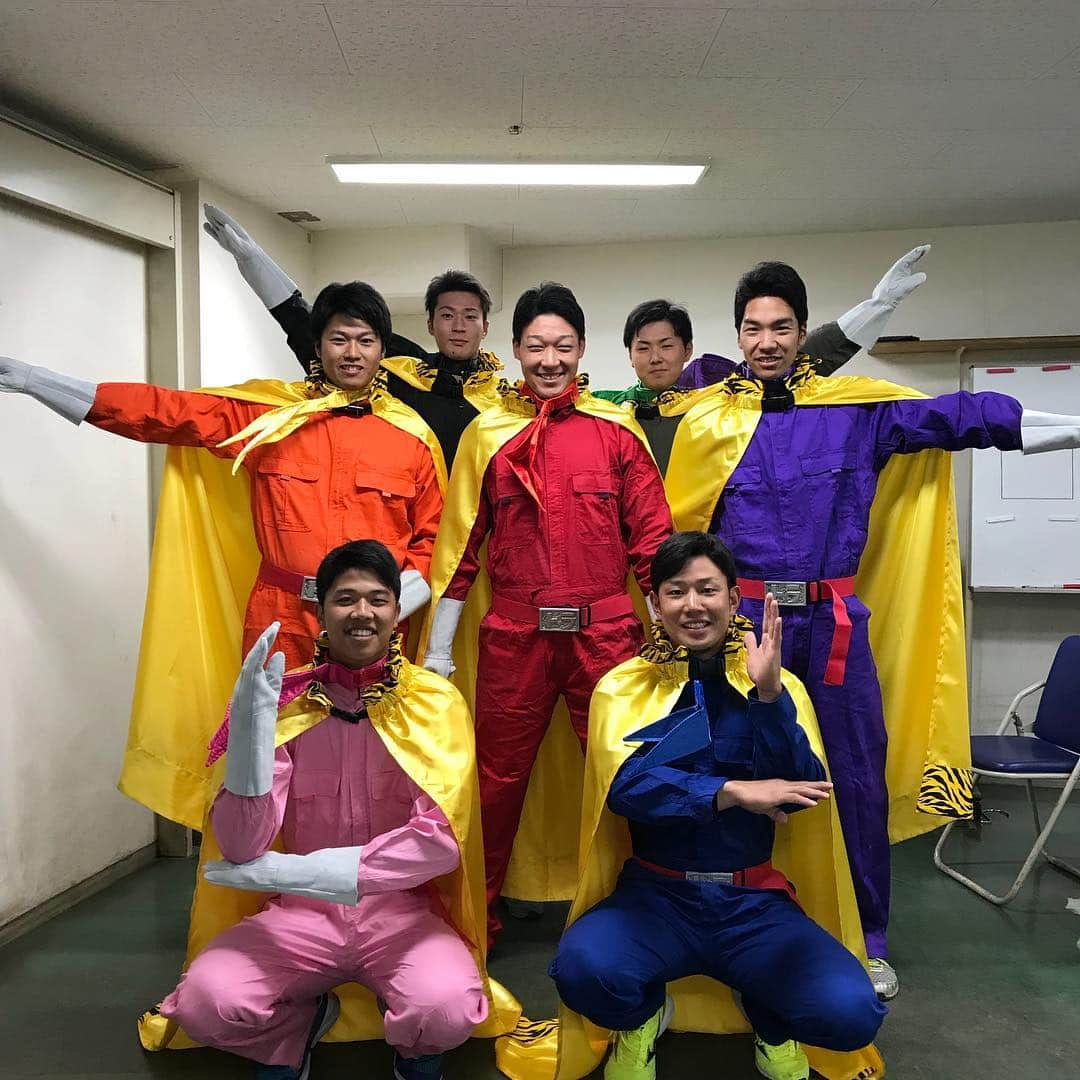 阪神タイガースさんのインスタグラム写真 - (阪神タイガースInstagram)「ルーキー戦隊トラレンジャー❗️ #阪神タイガース #大山悠輔 選手 #小野泰己 選手 #才木浩人 選手 #浜地真澄 選手 #糸原健斗 選手 #福永春吾 選手 #藤谷洸介 選手 #ルーキーの宿命 #仮装」11月25日 14時14分 - hanshintigers_official