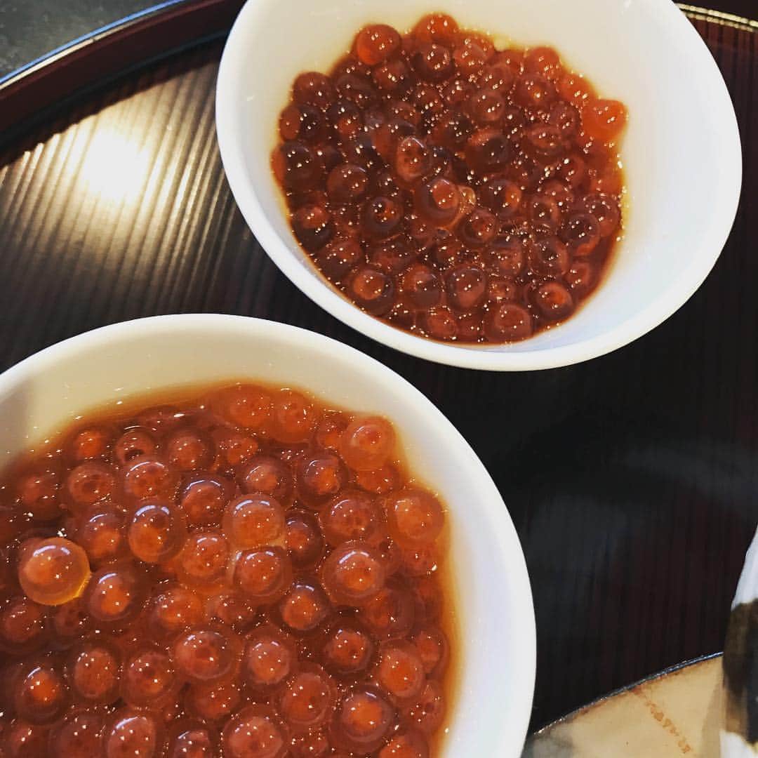 さがゆりこのインスタグラム：「いくらの醤油漬け。 今年は2種類作ったよ(^^) １つは薄味に峰村醸造あご出汁入り。１つは今代司の純米酒にお醤油だけ。 自家製が1番美味しい！！ #いくら高騰 #新潟産 #峰村醸造 #今代司」