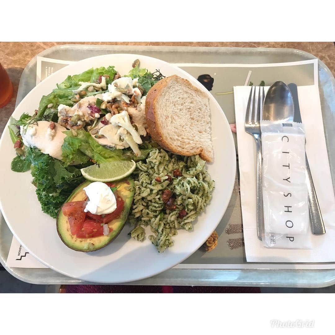 水乃あつみさんのインスタグラム写真 - (水乃あつみInstagram)「この前行ったCITY SHOPのサラダプレート。 表参道行くたびに行きそう😂💕 . . . #salad #lunch #healthylifestyle  #vegetarianfood #detox #diet  #表参道 #cityshop #野菜 #カフェ」11月25日 10時17分 - atsumi_mi04