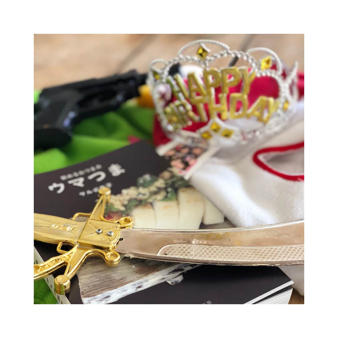 宮澤エマさんのインスタグラム写真 - (宮澤エマInstagram)「🎂 サプライズだらけのあまりに楽しすぎる誕生日で回復するのに2日もかかってしまいました。 「ドッグファイト」の稽古場で前回を超える衝撃のサプライズからの @manmarumarie プロデュースのミッションインポッシブルなサプライズパーティー。  大好きな人達に囲まれて楽しすぎてプリクラを何年ぶりかに撮ったんですが全然どこにも載せられないクオリティでした。宝物にします。  皆さま、本当にありがとう。  Thank you to all my friends, family and fans for making me feel so blessed and loved on my Birthday❤︎ #こどもおとな #渋谷ではしゃぐ  #大人の階段 #スルーして #エレベーター降りたら #最後の写真 #ドキドキ  さぁお稽古だ。#dogfightmusical #ドッグファイト #ミュージカル」11月25日 10時43分 - emmamiyazawa