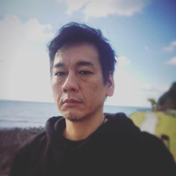 山崎潤のインスタグラム：「間も無く月に吠える。2018.1.13ライブの先行受付け開始  僕もドキドキしてきた  写真はたまにはおしゃまな僕  inハワイ（福岡県糸島市）  #山崎潤 #俳優 #役者 #ドラマー #仮面ライダー #アギト #555 #ドライブ #アマゾンズ #月に吠える #大森南朋 #塚本史朗 #長野典二」