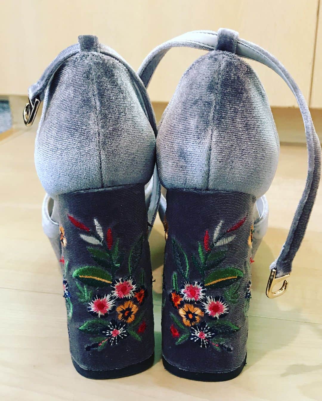 望月理恵さんのインスタグラム写真 - (望月理恵Instagram)「おはようございます。 今日の衣装の靴、 可愛いです！！ 見て欲しい。次へスクロール」11月25日 11時11分 - mochiee28