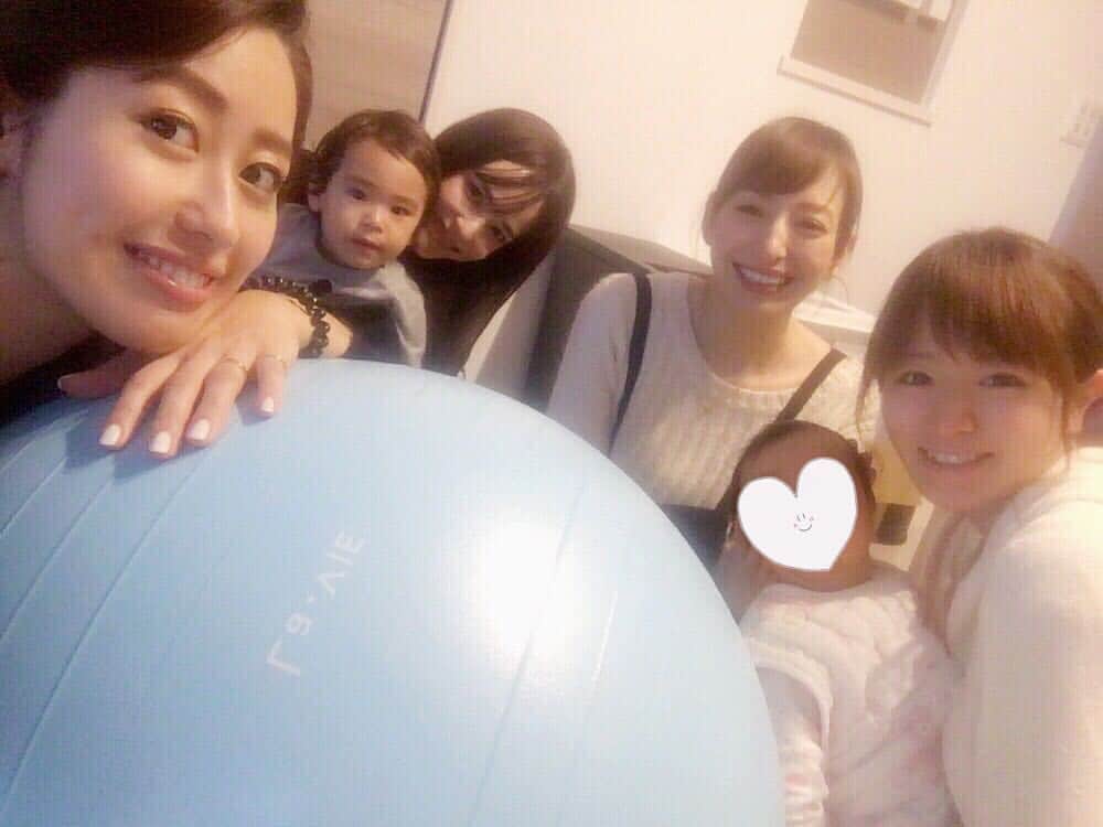 のインスタグラム：「この間友達が会いに来てくれました😆 本当にありがとう～☺️💕💕💕 #センターはバランスボール」
