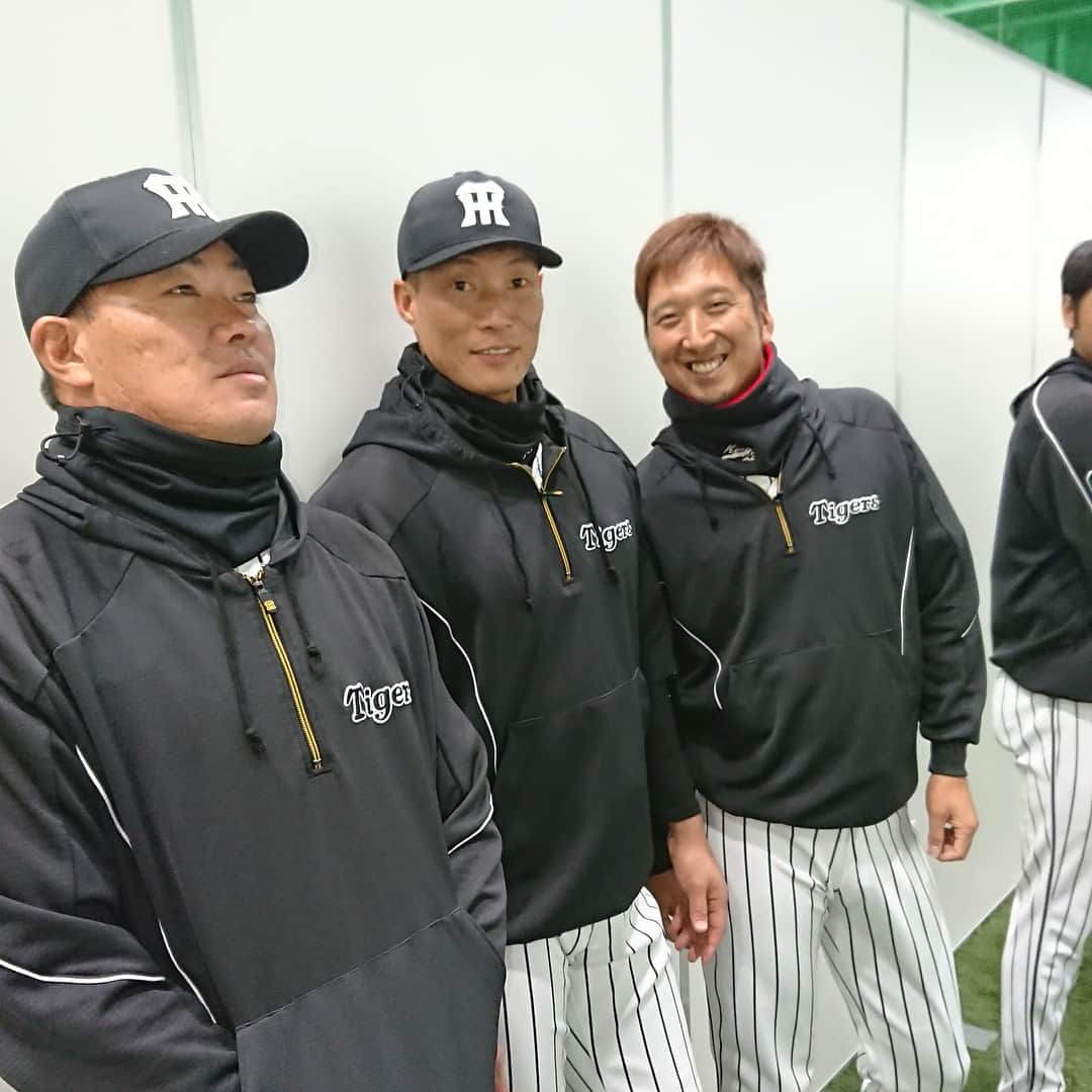 阪神タイガースさんのインスタグラム写真 - (阪神タイガースInstagram)「ハイタッチ会の最終組！ インスタ写真撮ります！に藤川選手が「クワも入ろうや！」と撮ったのが2枚目！入った途端に糸井選手が休憩モード🤣 #阪神タイガース  #福留孝介 選手 #糸井嘉男 選手 #藤川球児 選手 #桑原謙太朗 選手」11月25日 11時53分 - hanshintigers_official