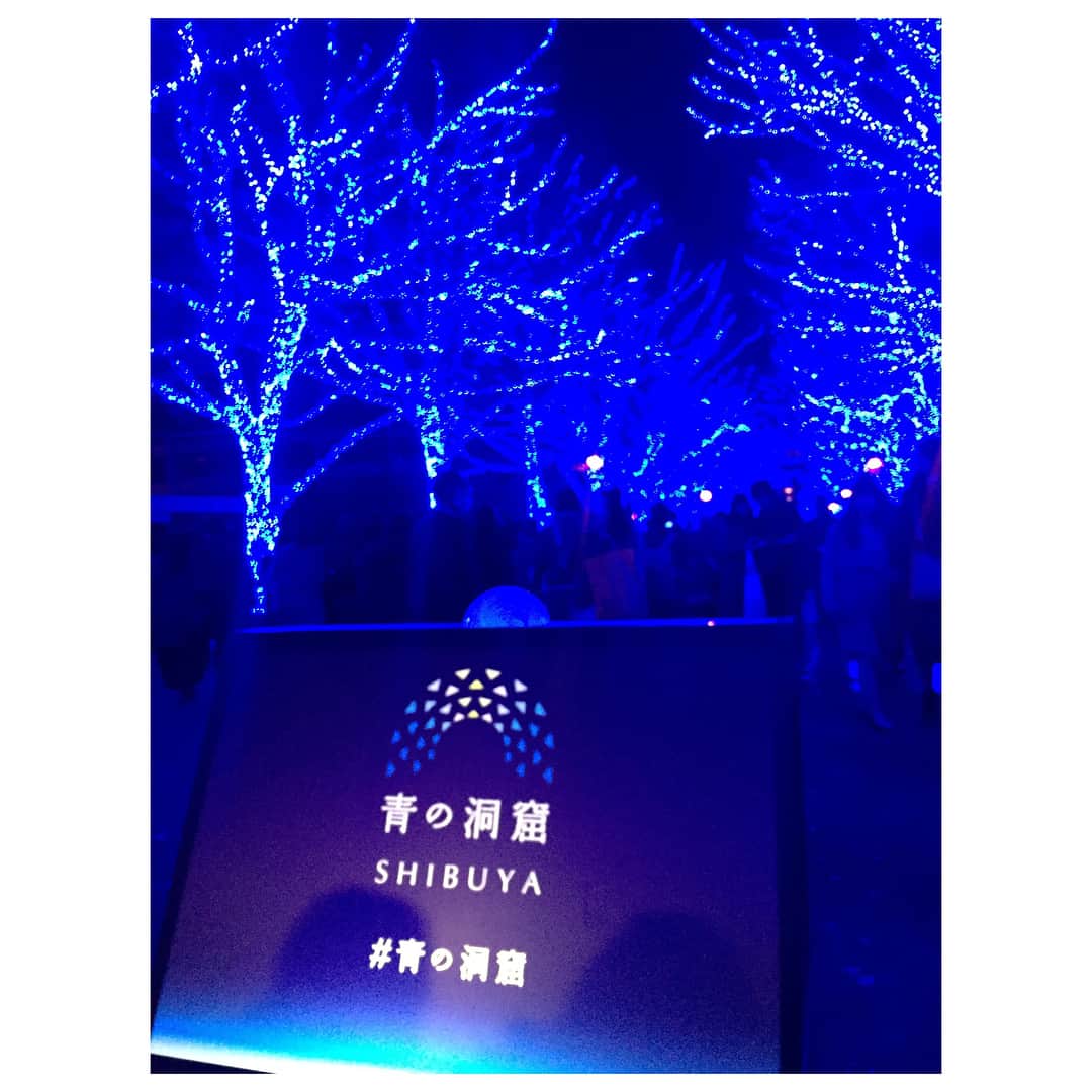 瀬南海はやのインスタグラム：「* 青の洞窟 in SHIBUYA ため息が出るほど綺麗やった……😭💓 . 加工なしの画像で、このクオリティ。 しゅごい。(笑) . #青の洞窟 #渋谷 #Tokyo #Shibuya #イルミネーション #Winter #christmas #綺麗 #美しい #幻想的 #夢かな #私のiPhone6 #写真のクオリティ #やたらと #高い」