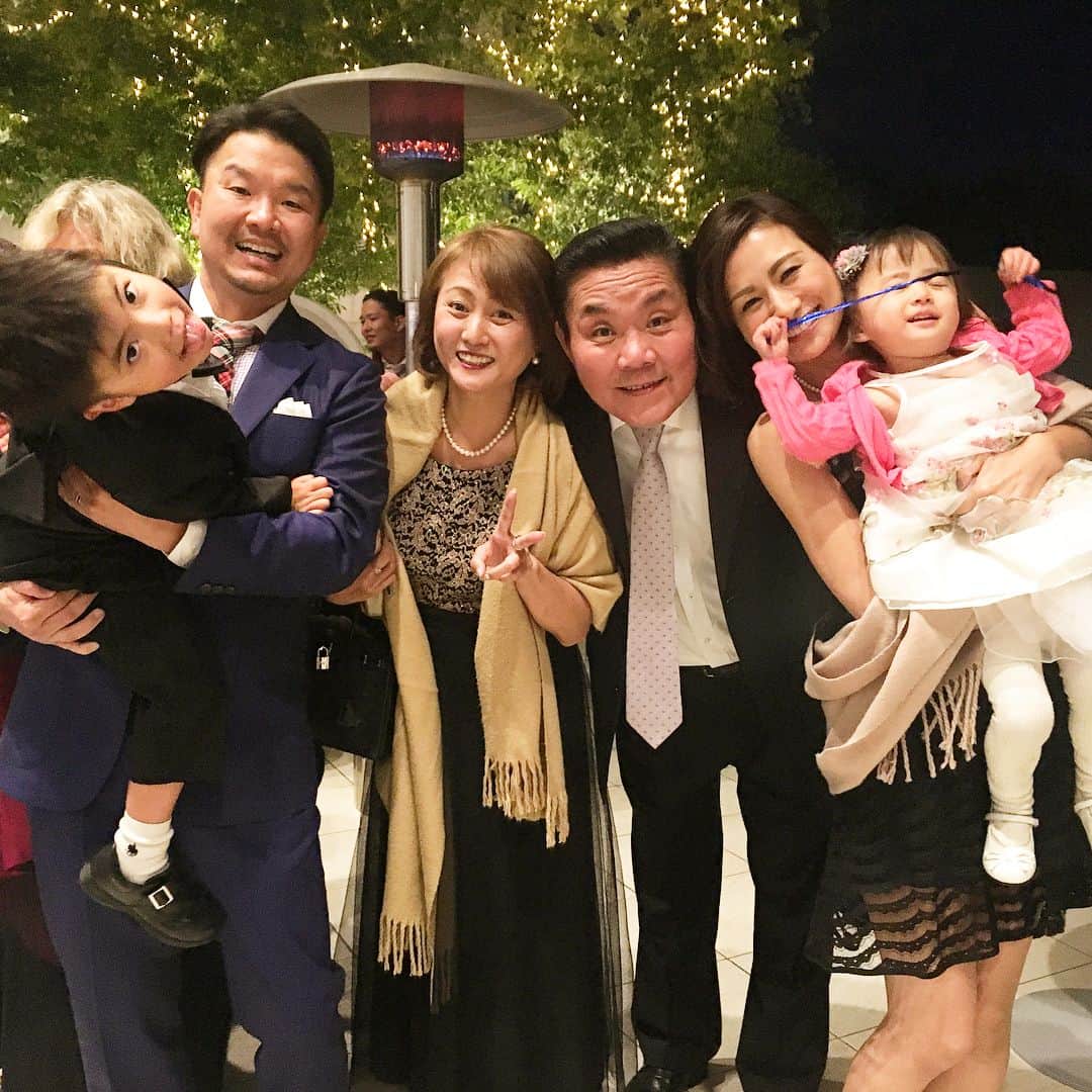大西宏明のインスタグラム：「素敵な時間✨✨ 幸せな空間✨✨ 憧れの家族NO.1のトミーズ雅パパの長女 麻衣の結婚披露宴へ家族で出席してきました❗️ 愛がこんなにもかっ❗️❗️❗️ってぐらい伝わってくる時間でした。  めちゃくちゃ素敵で めちゃくちゃ泣いた😭😭😭 麻衣！ジャスティン！おめでとう🎊  そして雅パパ クミさんもおめでとう㊗️ #結婚式  #結婚披露宴  #幸せ  #愛  #love  #充満 #素敵な時間  #幸せな空間  #おめでとう  #トミーズ雅  #雅パパ  #健さん  #さようなら  #憧れの家族」