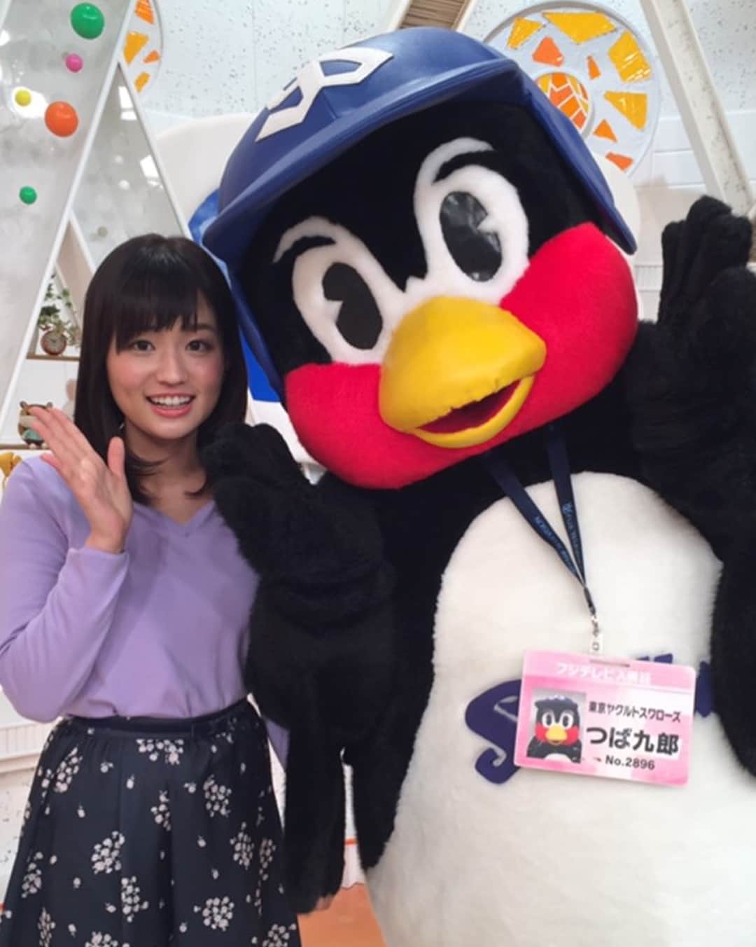 フジテレビ「めざましテレビ」さんのインスタグラム写真 - (フジテレビ「めざましテレビ」Instagram)「篠原梨菜です。 朝から晴れて日差しいっぱい！ 気持ちぃ〜♫ 東京は超久々の晴れの土日となりそうです！ 私は学園祭頑張ってきま〜す♪（≧∇≦） そして今日は大好きなつば九郎さんが番組に 来てくれました♡♡♡ 記念にパシャリ！ 似てるって言われたのですが… どうでしょう？ 似てますか？（笑） #めざましどようび  #篠原梨菜  #つば九郎」11月25日 15時17分 - mezamashi.tv