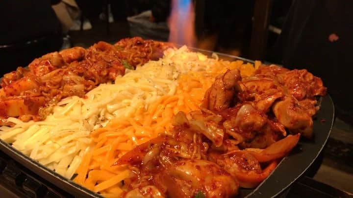 荒木次元のインスタグラム：「🔥🧀🐔🥓🔥 #チーズタッカルビ #新大久保 #辛い #うまい」