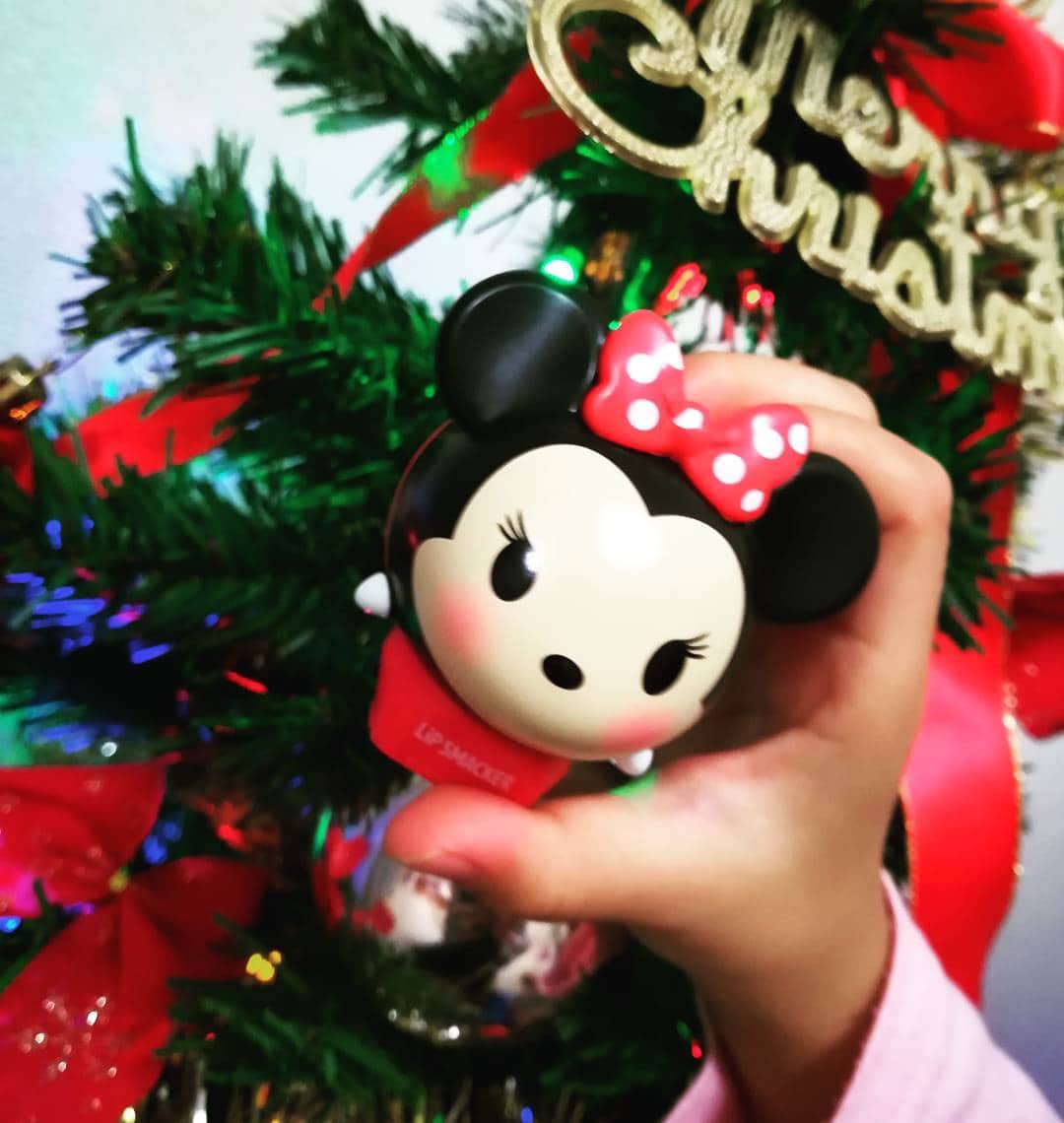 lipsmacker_japanのインスタグラム：「【リップスマッカー　ディズニーツムツム】  日本初上陸！！ ディズニーツムツムのミッキーたちをかたどった、 キュートなリップバーム登場！ なんと重ねてディスプレイもできちゃう☆ 9種類のキャラクターとフレーバーがあなたを待ってます！ コレクションしてツムツムして楽しもう！  全９種類　各975円税別 お求めは公式サイトから楽天市場、Amazon、Yahoo!ショッピングへ、または竹下通り入ってすぐの原宿dorにてどうぞ！ 「リップスマッカー　ディズニーツムツム」で検索☆彡  http://www.noabeauty.co.jp/lipsmacker/  #lipsmacker #bestflavorever #disney #tsumtsum #リップスマッカー #リップバーム #リップスティック #ディズニー #ツムツム #ディズニーツムツム #ミニー #パケ買い #楽天市場 #amazon #海外コスメ #コスメ #コスメ大好き #かわいい #クリスマスは早かったかな」