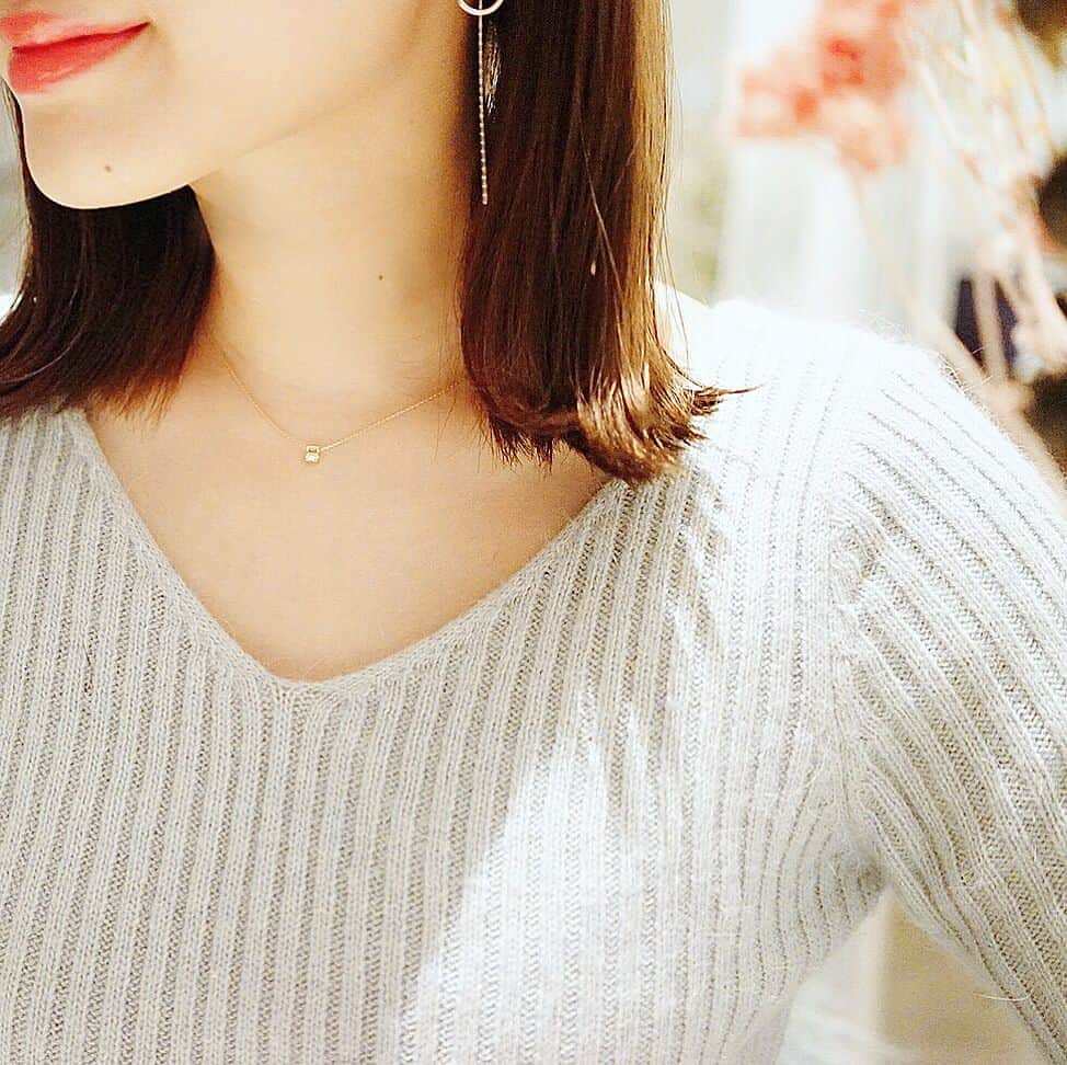 藤川沙弥のインスタグラム：「Vネックニットに 一粒ダイヤモンドのネックレスを💎 チェーンの華奢さと、 上品な煌めきがお気に入り。 @jupiterjewelry の Christmas series🎄🎁 . . . #jupiterjewelry #JUPITERTOKYO #acc#accessory#necklace #jupiter#diamond#cute #一粒ダイヤ#ネックレス #셀카#셀피#셀스타그램」