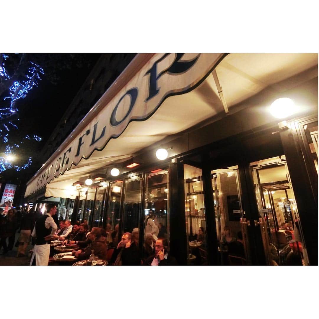 のインスタグラム：「・ 【カフェ・ド・フロール☕️】 ・ パリで1番有名と言っても過言ではない cafe de flore. ・ 1887年にスタートし たくさんの有名な文学者や、俳優や歌手たちが訪れているそう ・ この日は 一杯のワインとチーズを舌鼓 幸せなひと時 ・ #フランス #パリ #pris #カフェドフロール  #ワイン #チーズ」