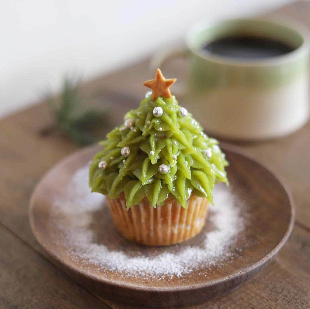 きょん。さんのインスタグラム写真 - (きょん。Instagram)「. .  森森舎  今から ちょうど一ヶ月後は クリスマス。  ということで 食べてきました 森森舎さん生まれの モミの木。  ベースはマフィン。 緑はさつま芋×抹茶の餡。  粉雪も 舞い散ってます。  #森森舎 #sweets#osaka#Christmas」11月25日 18時53分 - kyon_tokiiro