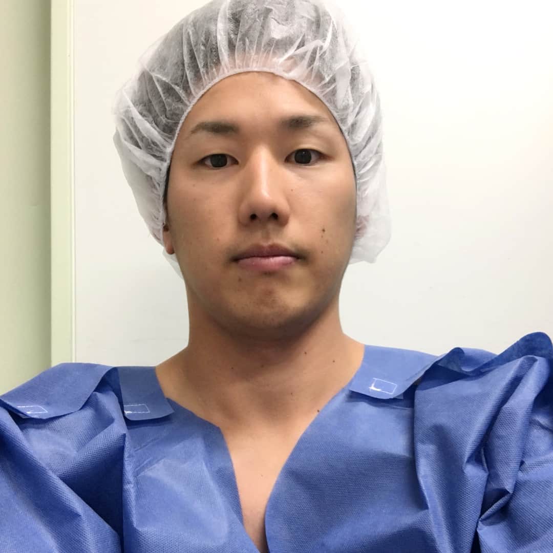 吉田正尚のインスタグラム：「. 僕を悩ませていた原因を除去しました✂︎ 無事に退院できました！ これからのリハビリ頑張ります💪  明日のファン感、楽しみにしてます🤩  #ヘルニア #腰 #１枚目術前 #２枚目閲覧注意 #初ファン感 #京セラドーム」