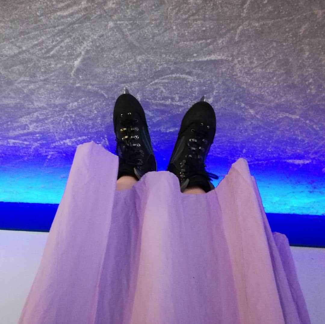 石川翔子のインスタグラム：「小2以来の貸靴スケート！⛸️ほぼ初心者。笑#figureskating #貸靴 #赤坂サカス」