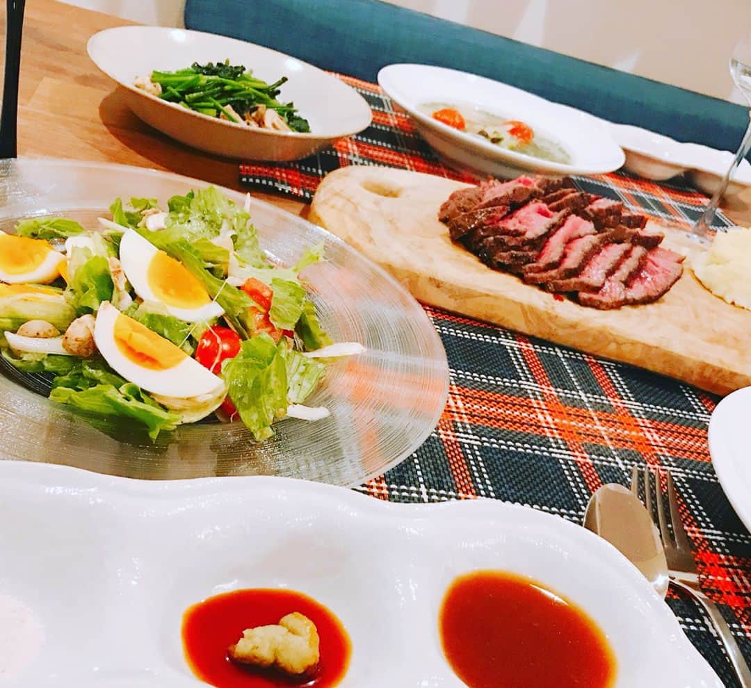 今井成美のインスタグラム：「勤労感謝の日に、日々の感謝を込めて^ ^ サラダ🥗 ほうれん草とマッシュルームのバター炒め🍄 セロリのスープ🍲 鱈のアヒージョ🐟 ローストビーフ🍖前回作った時は焼きすぎて、今回はレアすぎたかな🤣焼き加減難しい🤣 4枚目は少し前に作った魚料理。今日は出前だけどね🤢🤢🤢」