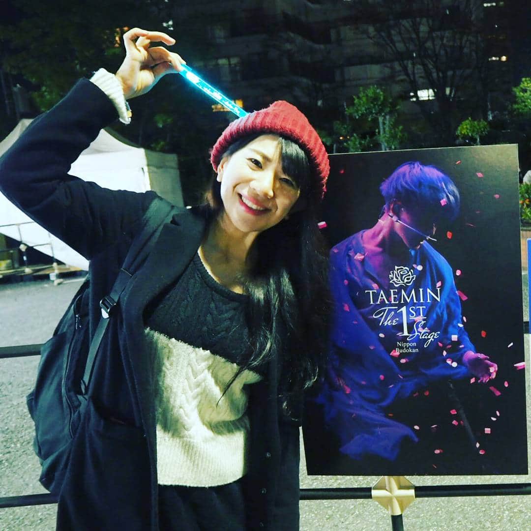 服部ひで子のインスタグラム：「💎SHINeeテミンさんのソロライブ💎  ファンクラブでも激戦の、チケットが当選した奇跡✨  お仕事の関係で、前日まで行けるかわからなかった中、観に行けることになった奇跡✨  お仕事終わりに急いで向かい、開演5分前に着席出来た奇跡✨  そして、なんといっても神席だった奇跡👼✨ 本当にラッキー続きでした(*^^*)⭐⭐⭐ 神様～👼！！！♪ ありがとうございます！！！ ライブは、 ダンスも歌もクオリティ高すぎて鳥肌もの！ まるでアートの世界に入り込んだような世界観は、感動もの！ いつもながらに、表現力のレベルがスゴかった！それはそれは、涙もの！  素敵なステージを観ることが出来て、また日々頑張れそうです😍💎 .....わたくし、 11歳年下の男の子から、絶大なパワーをいただいてます(＞＜*)ノ~~~~~笑  何はともあれ、 ラスト参加される方々、楽しんできてくださいね😚😚😚⤴ #テミン #taemin  #태민 #神戸ワールド記念ホール #offsick  #offsickontrack  #SHINee  #샤이니」