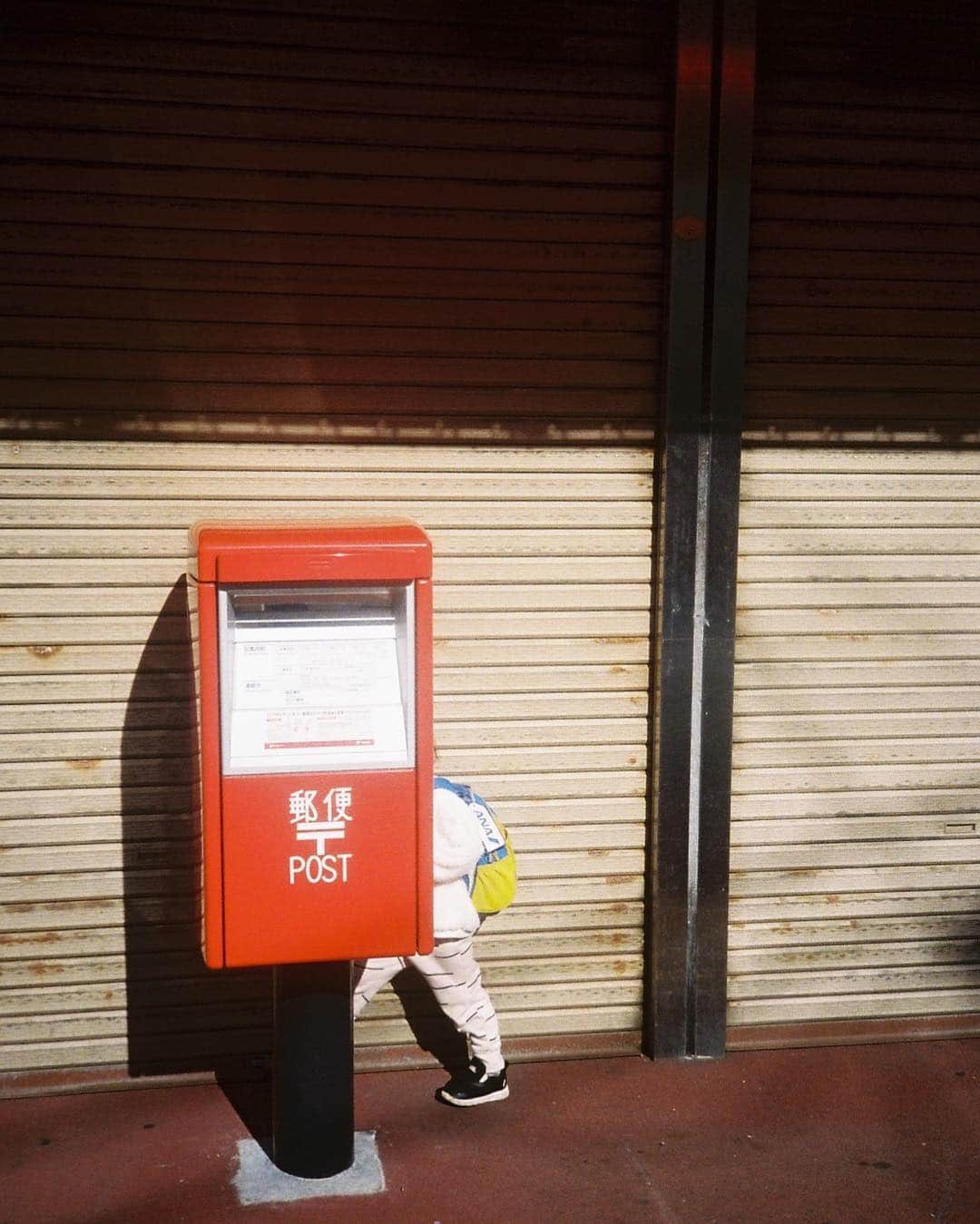 花盛友里のインスタグラム：「友達家族とぶらり電車旅。 向かい合わせの電車で飲むビールの美味しさったら！」