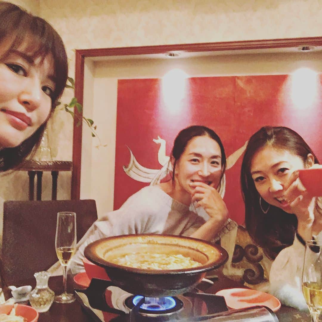 亀恭子のインスタグラム：「行きたかった、キノコ鍋^ ^  体ポカポカで熟睡した。  #bff #dinner #birthdaydinner #saturdaynight #喜玖蔵 #きくぞう #キノコ鍋 #tokyo #fun #えっこおめでとう #お祝い遅くなってごめんね #でも念願のキノコ」